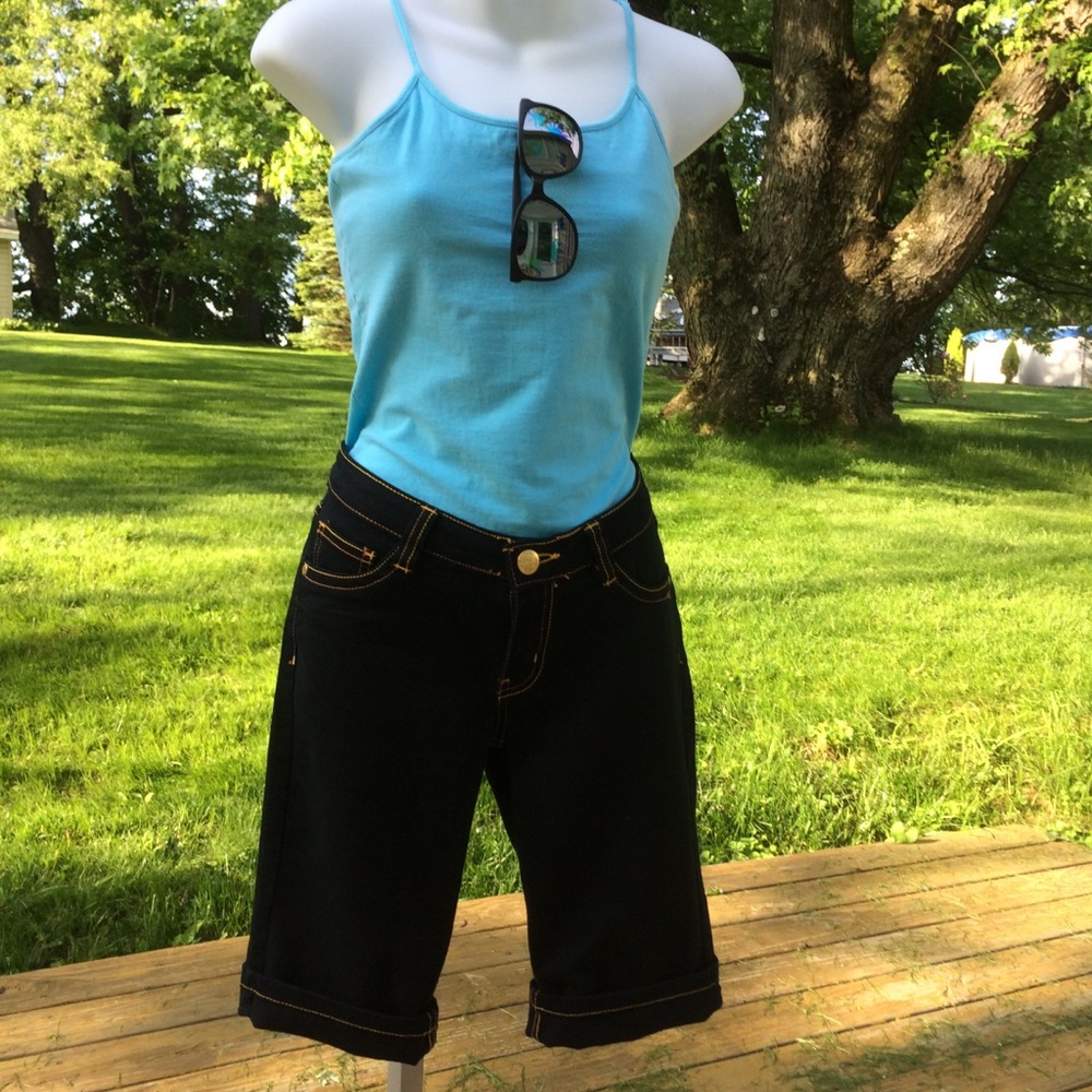 Jean shorts Bermuda length and tank top